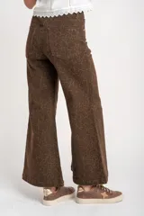 Pantalón de jean marrón con estampado animal print, corte flare y tiro medio.