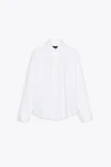 Camisa oversize de algodón blanco, con cuello solapa, manga larga con puños y bajo asimétrico redondeado.