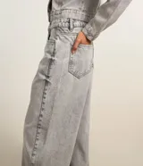 Pantalón baggy de jeans celeste con trabillas en la cintura, cierre tradicional y bolsillos. Corte holgado y de tiro alto.