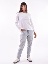 Remera blanca de manga larga con cuello redondo y estampado frontal con la frase "All my love darling" en color celeste.