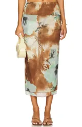Falda midi de mesh con estampado floral en tonos marrones, verdes y celestes.