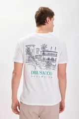 Remera blanca de manga corta con estampa de un edificio y el logo de la marca Drusacco en la espalda.
