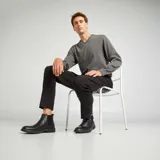 Sweater gris de punto liso con cuello en V y mangas largas.