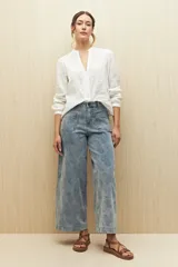 Pantalón ancho de tiro alto con estampado paisley en toda la superficie.