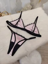 Conjunto de lencería rosa viejo de terciopelo grabado, con detalles de encaje negro y elásticos suaves.