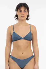 Top de bikini azul con corte triangular y tirantes finos.