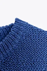 Top corto tejido de punto color azul eléctrico, con cuello redondo y sisa.