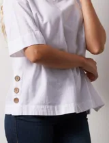 Blusa azul marino de algodón marca Erika, de manga corta amplia, con cuello redondo y botones decorativos en los laterales.
