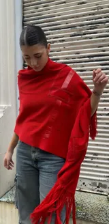 Pashmina roja tejida en lana con detalles en cinta tejida y flecos.