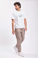 Pantalón jogger color verde con bolsillos cargo laterales, cintura elástica ajustable con cordón y tobillos ajustados.