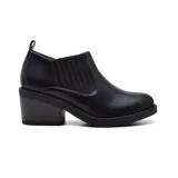 Zapato casual de cuero sintético negro, con elástico en los laterales, taco cuadrado y punta redondeada.