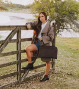 Botas cortas de cuero color marrón con cierre lateral, taco de madera de 5cm y suela de caucho.