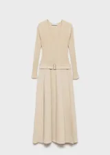 Vestido midi color beige de tejido de punto acanalado, con escote en V y mangas largas.