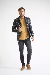 Sobrecamisa de viyela para hombre con estampado de cuadros en rojo y negro. Presenta cierre frontal con botones, bolsillos en el pecho con solapa y botón, y un interior capitoneado para mayor abrigo. Cuenta con un logo en grifa de cuero.