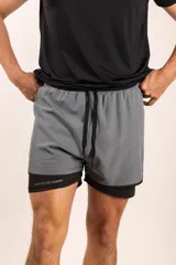 Short de entrenamiento negro con calza interior ajustada, ideal para actividades deportivas.