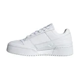 Zapatillas Adidas Forum Bold de cuero blanco con plataforma y logo de Adidas en relieve.