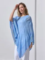 Poncho de tejido de lurex calado color celeste, con terminación asimétrica.
