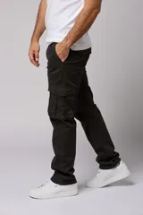 Pantalón cargo color marrón claro de gabardina, corte recto y tiro medio, con bolsillos laterales con solapa y bolsillos traseros.