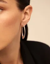 Aros ovalados irregulares bañados en plata, elaborados artesanalmente en España.