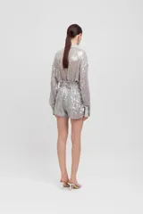 Camisa verde lima con lentejuelas, detalles de satén en contraste, bolsillos de parche y corte ligeramente oversize.