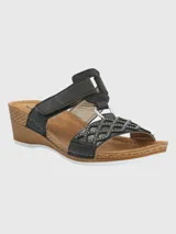 Sandalia Hush Puppies Bax III color negro con plataforma de cuña y ajuste con velcro.