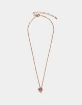 Cadena corta color oro rosa con dije de corazón, la mitad con acabado liso y la otra mitad con pequeños cristales rosados.