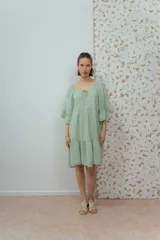 Vestido corto color verde agua, de lino, con escote redondo con lazo y mangas cortas con volados.