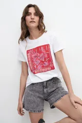 Remera blanca con estampa floral en colores rojos, de manga corta y corte clásico.