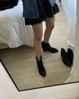 Bota corta de cuero vacuno color negro, con punta fina y tachas plateadas.