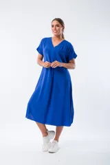 Vestido azul francia de corte suelto, con escote en V y mangas cortas.