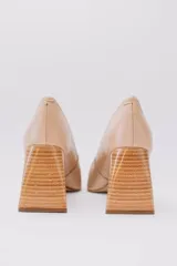 Zapatos de tacón color mostaza de cuero, con punta fina y tacón cuadrado forrado en cuero tipo madera.