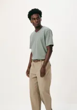 Camiseta de manga corta color rojo con cuello en V.