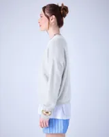 Sweater negro de cashmere cepillada con cuello en V, corte oversize, mangas largas y terminaciones acanaladas.