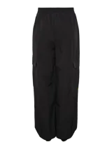 Pantalón cargo negro de corte holgado con cintura elástica y bolsillos laterales.
