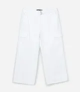 Pantalón wide leg color blanco, de sarga, con bolsillos cargo laterales, bolsillos tipo cuchillo, bolsillos traseros, ajuste elástico en la cintura y cinturón.