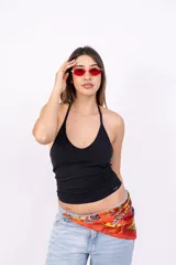 Musculosa negra con breteles finos y escote en V.