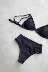 Conjunto de bikini azul con estampado difuminado. Incluye corpiño de triángulo fijo con breteles regulables y almohadillas desmontables, y bombacha vedetina de tiro alto.