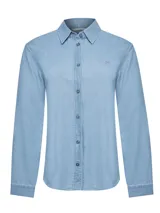 Camisa de denim celeste con cuello camisero, cierre frontal con botones y mangas largas.