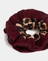 Maxi scrunchie plisada color borgoña con interior con estampado animal print.