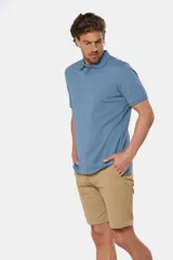 Bermuda clásica color beige confeccionada en algodón con elasticidad, con bolsillos laterales y detalle en bolsillo trasero.