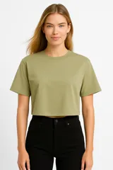 Remera verde grisáceo de corte cropped y cuello redondo.