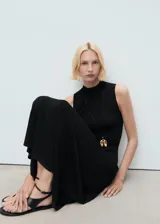 Vestido largo negro de tejido de punto fino, con cuello Perkins y sisas anchas.