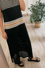 Vestido midi tejido de punto con rayas horizontales en la parte superior y falda calada.