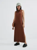 Vestido largo marrón de tejido de punto acanalado, sin mangas y con cuello alto.