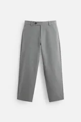 Pantalón gris de corte recto confeccionado en tejido con lana. Cuenta con bolsillos frontales y traseros de vivo con botón. Cierre frontal con cremallera y botón.