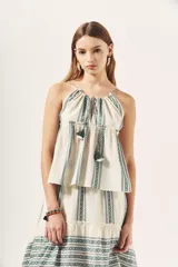 Top musculosa con breteles tubulares y escote regulable con borlas, corte debajo del busto, y diseño de jacquard.