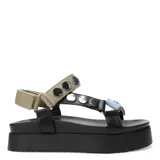 Sandalia negra con tachas y detalles en color azul, diseño con plataforma y doble correas.