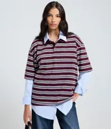 Remera polo de manga corta, color bordó con rayas blancas y azules, confeccionada en media malla.