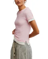 Remera rosa de manga corta con cuello redondo y corte clásico.
