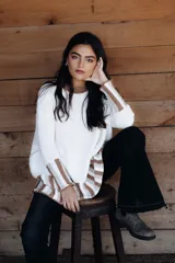 Sweater negro de algodón con cuerpo oversize, mangas angostas, cuello a la base y detalles de lurex. Terminaciones en crochet hechas a mano.